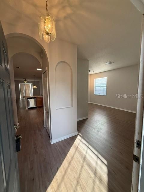 Под контрактом: $2,295 (4 спален, 2 ванн, 1825 Квадратных фут)
