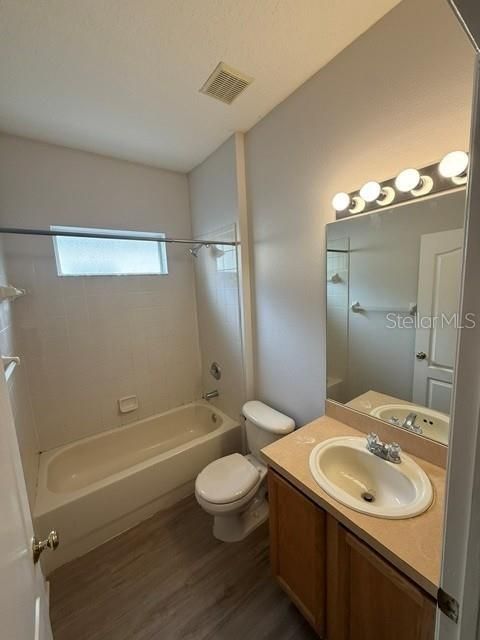 Под контрактом: $2,295 (4 спален, 2 ванн, 1825 Квадратных фут)