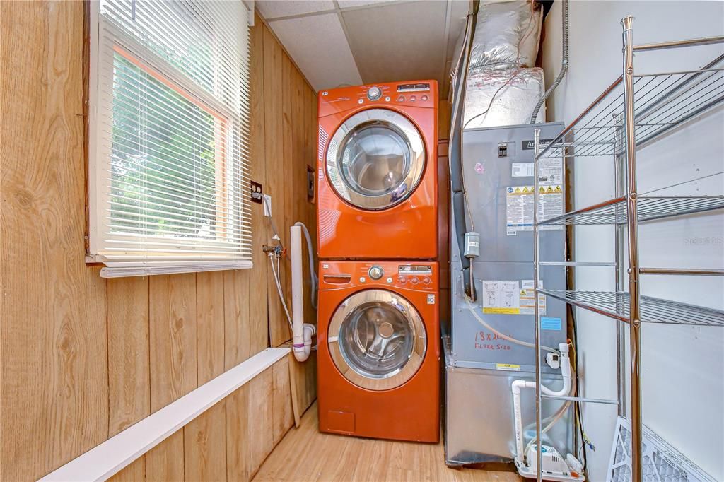 На продажу: $299,000 (2 спален, 1 ванн, 1064 Квадратных фут)