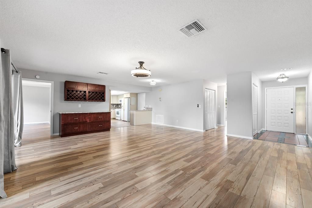For Sale: $199,000 (2 beds, 2 baths, 1579 Square Feet)