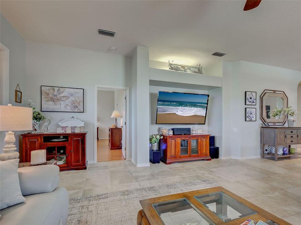 En Venta: $399,900 (2 camas, 2 baños, 1626 Pies cuadrados)