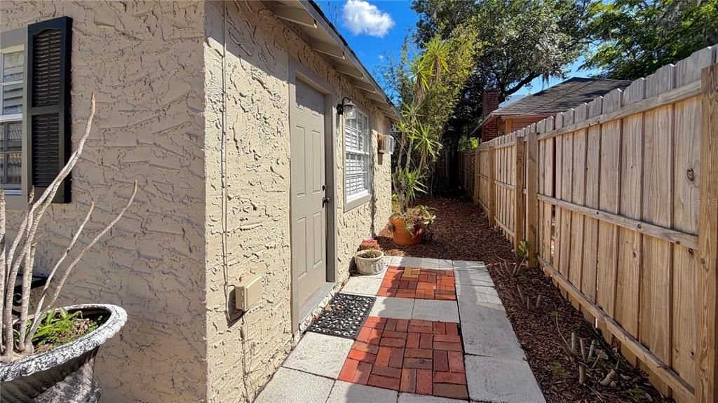 For Rent: $1,600 (1 beds, 1 baths, 261 Square Feet)