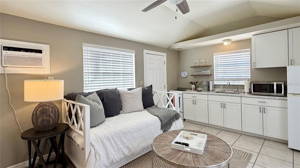 For Rent: $1,600 (1 beds, 1 baths, 261 Square Feet)