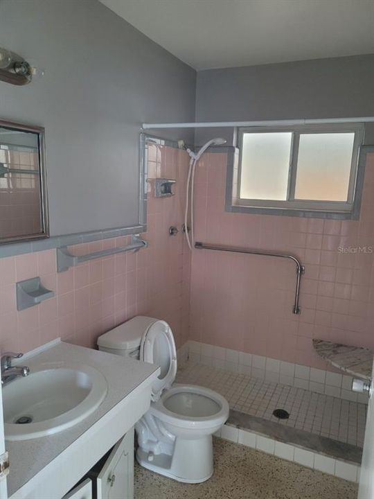 For Rent: $1,800 (2 beds, 1 baths, 1728 Square Feet)