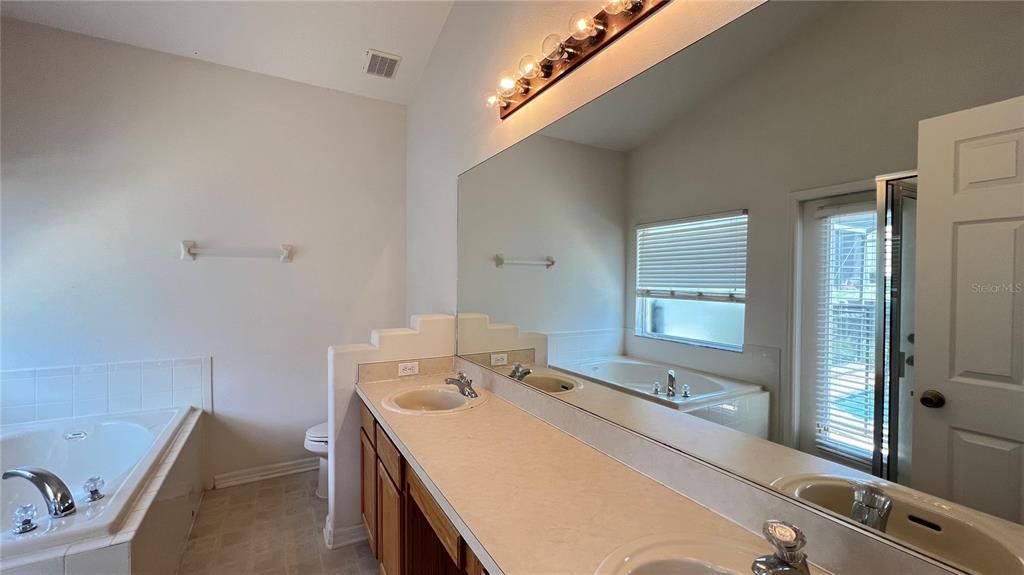 For Rent: $2,400 (4 beds, 3 baths, 1942 Square Feet)