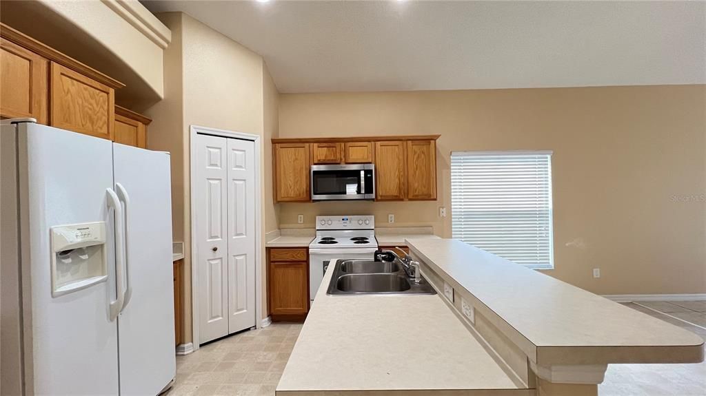 For Rent: $2,400 (4 beds, 3 baths, 1942 Square Feet)