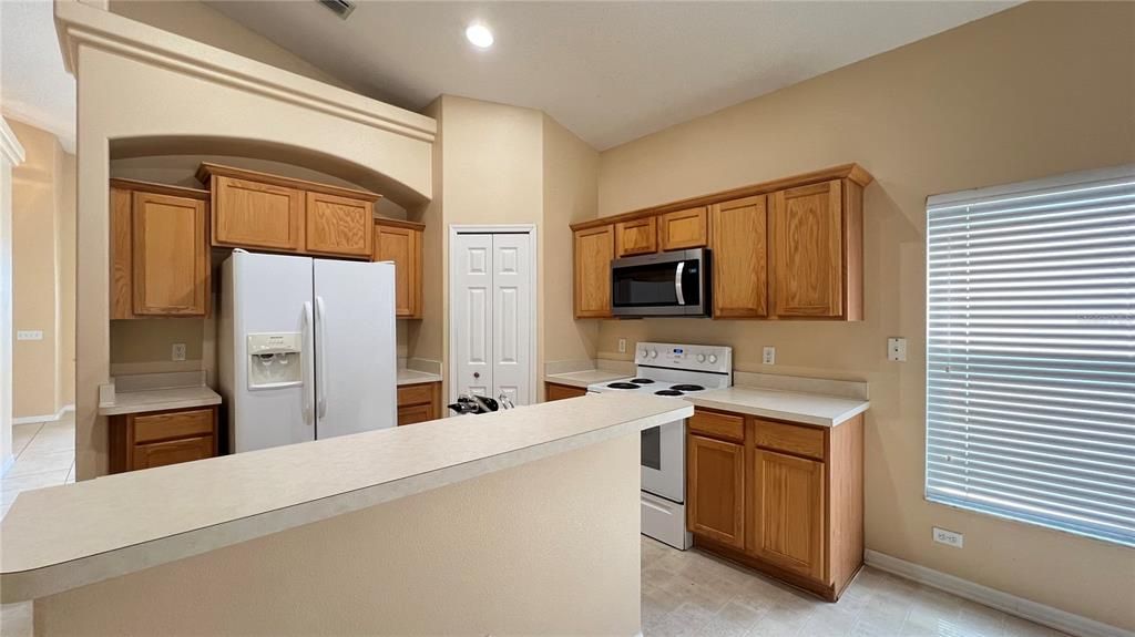 For Rent: $2,400 (4 beds, 3 baths, 1942 Square Feet)