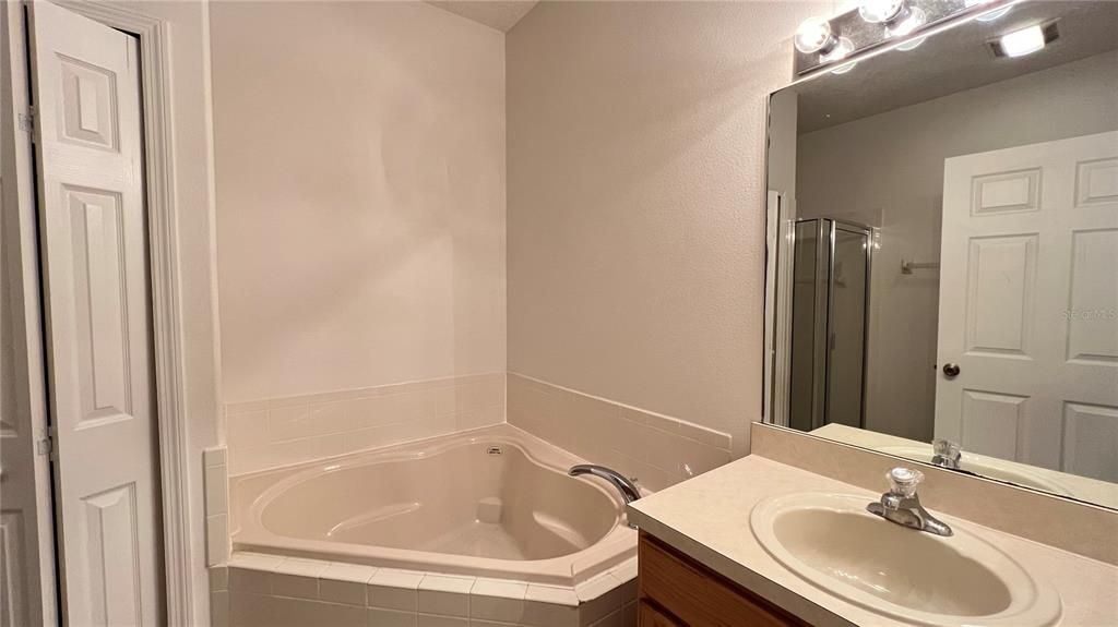 For Rent: $2,400 (4 beds, 3 baths, 1942 Square Feet)