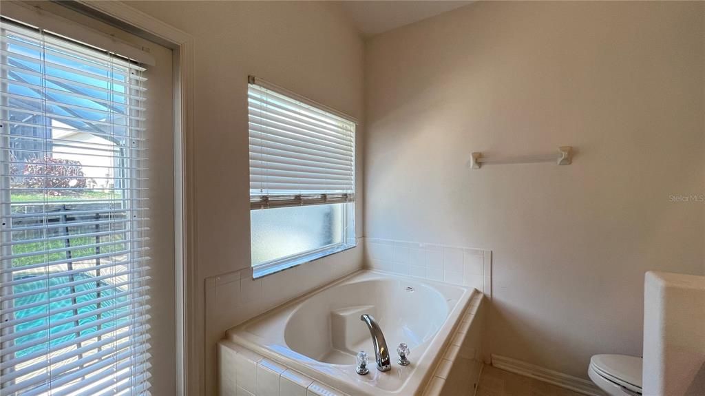 For Rent: $2,400 (4 beds, 3 baths, 1942 Square Feet)