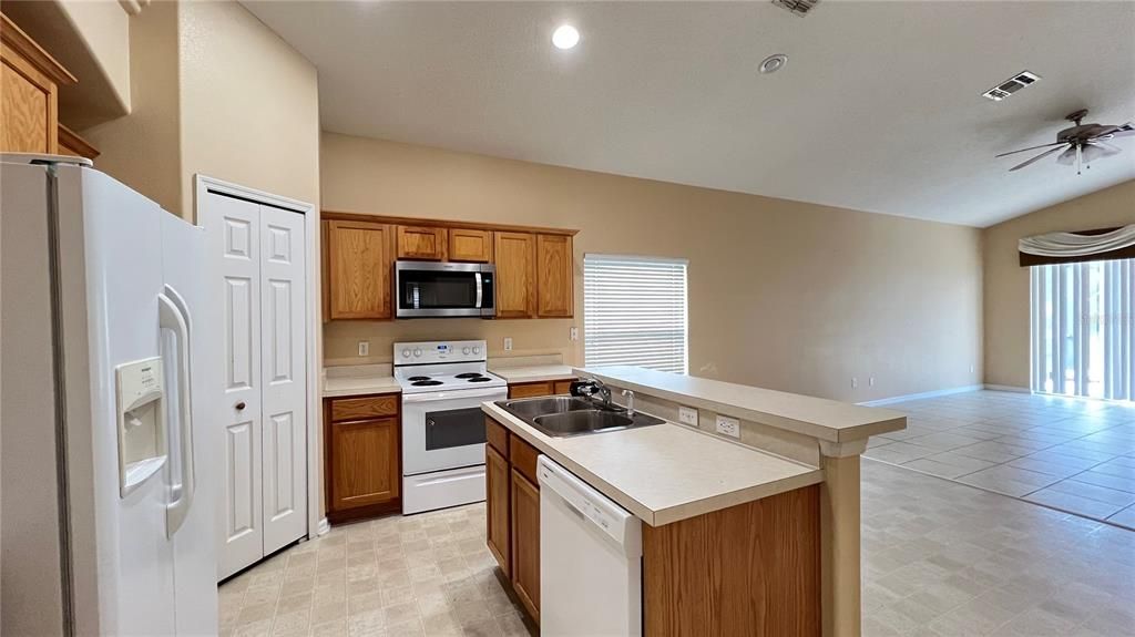 For Rent: $2,400 (4 beds, 3 baths, 1942 Square Feet)