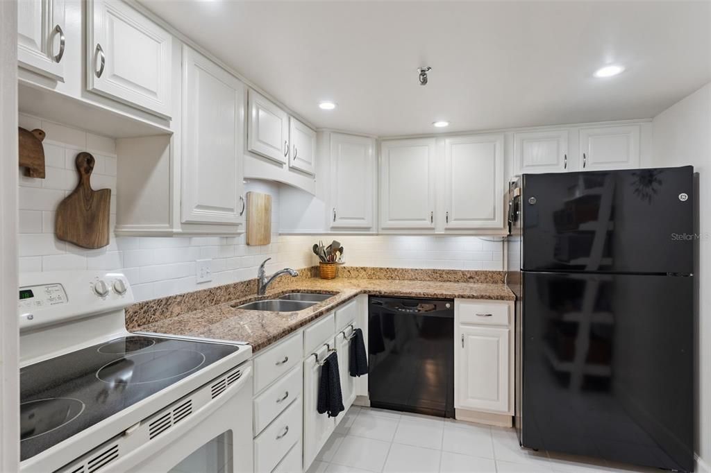 На продажу: $239,900 (2 спален, 2 ванн, 1109 Квадратных фут)