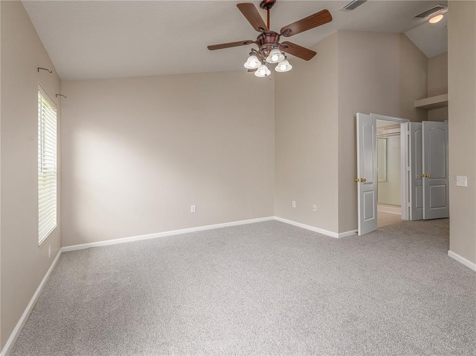 Activo con contrato: $359,000 (4 camas, 2 baños, 1956 Pies cuadrados)