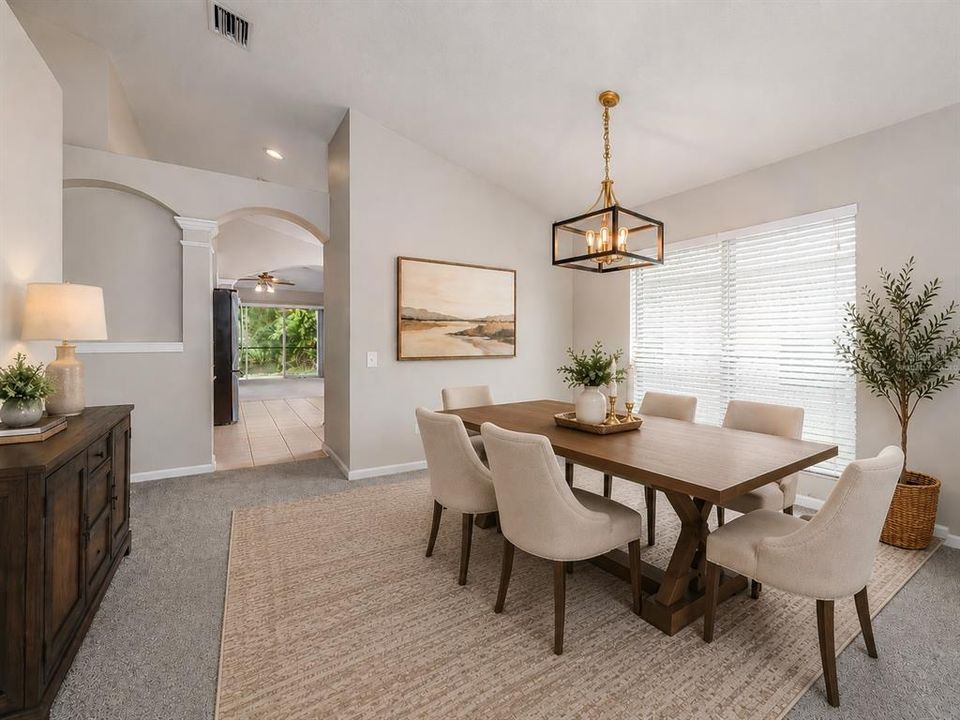 Activo con contrato: $359,000 (4 camas, 2 baños, 1956 Pies cuadrados)