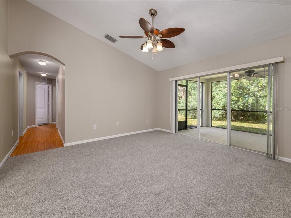 Activo con contrato: $359,000 (4 camas, 2 baños, 1956 Pies cuadrados)