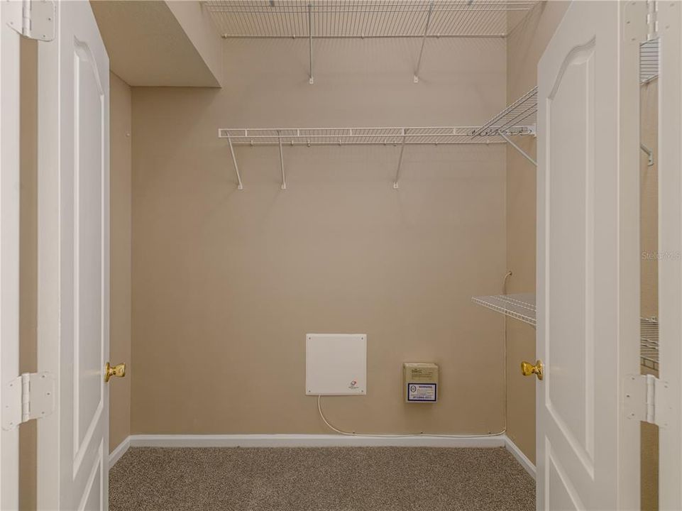Activo con contrato: $359,000 (4 camas, 2 baños, 1956 Pies cuadrados)