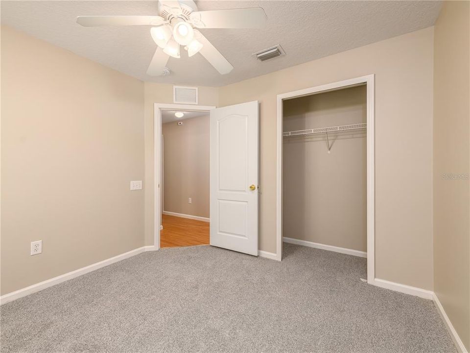 Activo con contrato: $359,000 (4 camas, 2 baños, 1956 Pies cuadrados)