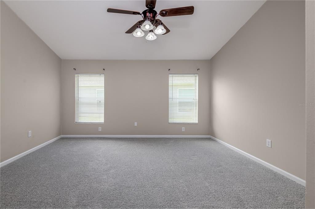 Activo con contrato: $359,000 (4 camas, 2 baños, 1956 Pies cuadrados)
