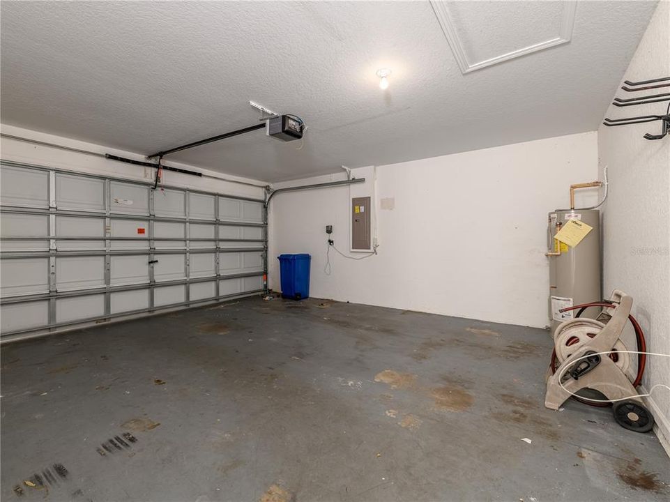 Activo con contrato: $359,000 (4 camas, 2 baños, 1956 Pies cuadrados)