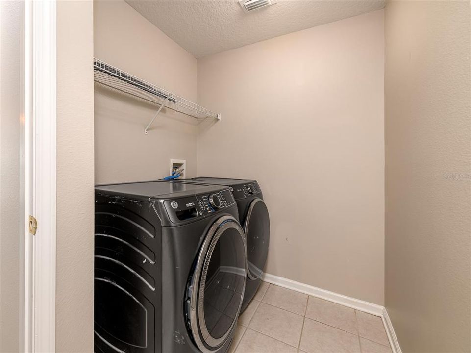 Activo con contrato: $359,000 (4 camas, 2 baños, 1956 Pies cuadrados)