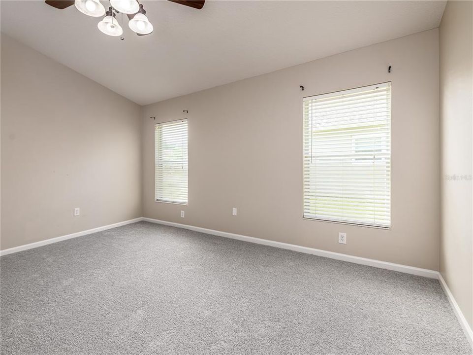 Activo con contrato: $359,000 (4 camas, 2 baños, 1956 Pies cuadrados)
