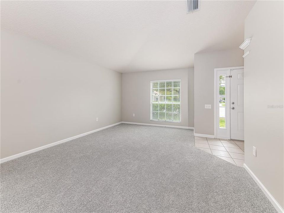 Activo con contrato: $359,000 (4 camas, 2 baños, 1956 Pies cuadrados)
