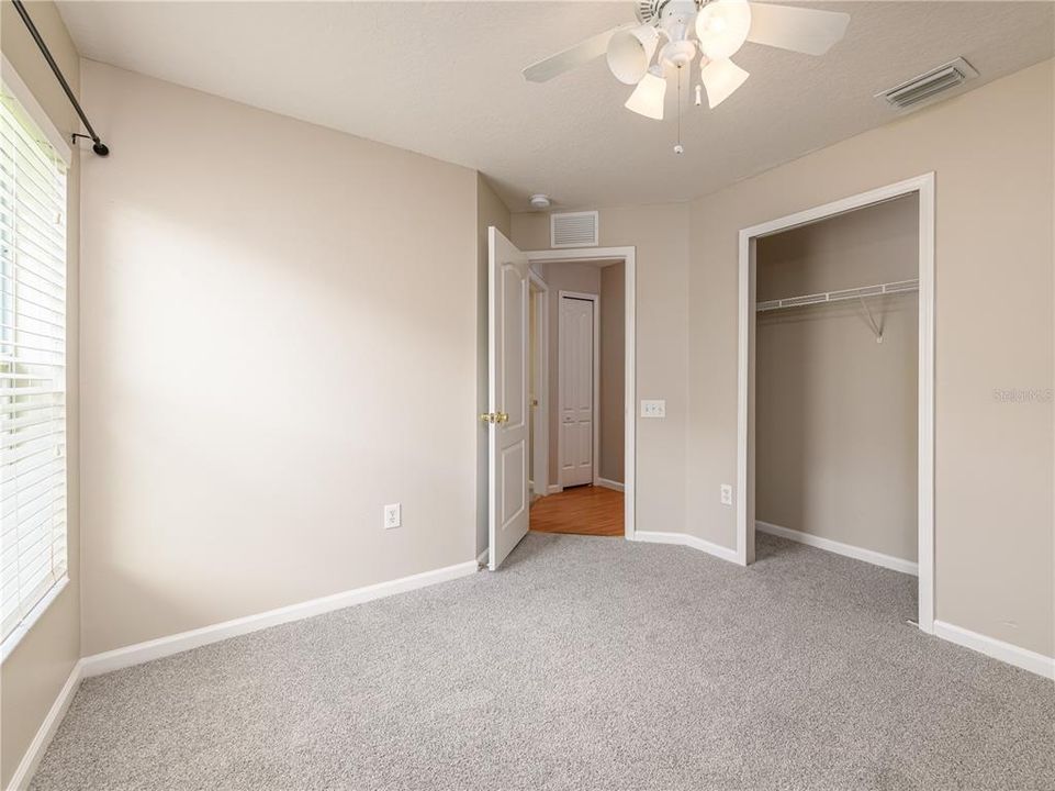 Activo con contrato: $359,000 (4 camas, 2 baños, 1956 Pies cuadrados)