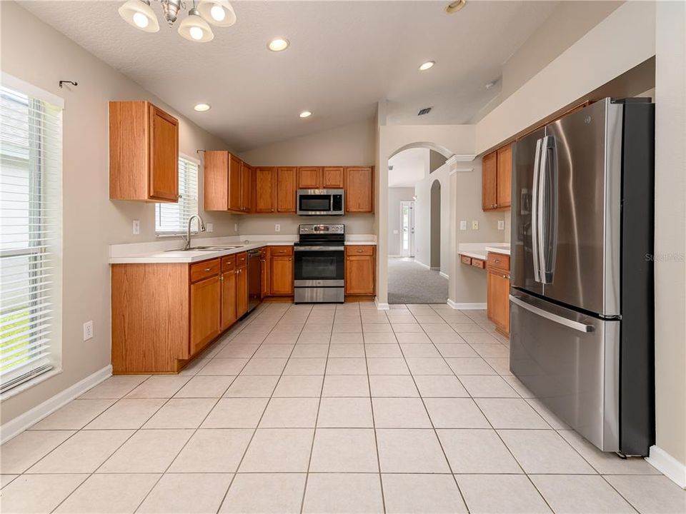 Activo con contrato: $359,000 (4 camas, 2 baños, 1956 Pies cuadrados)