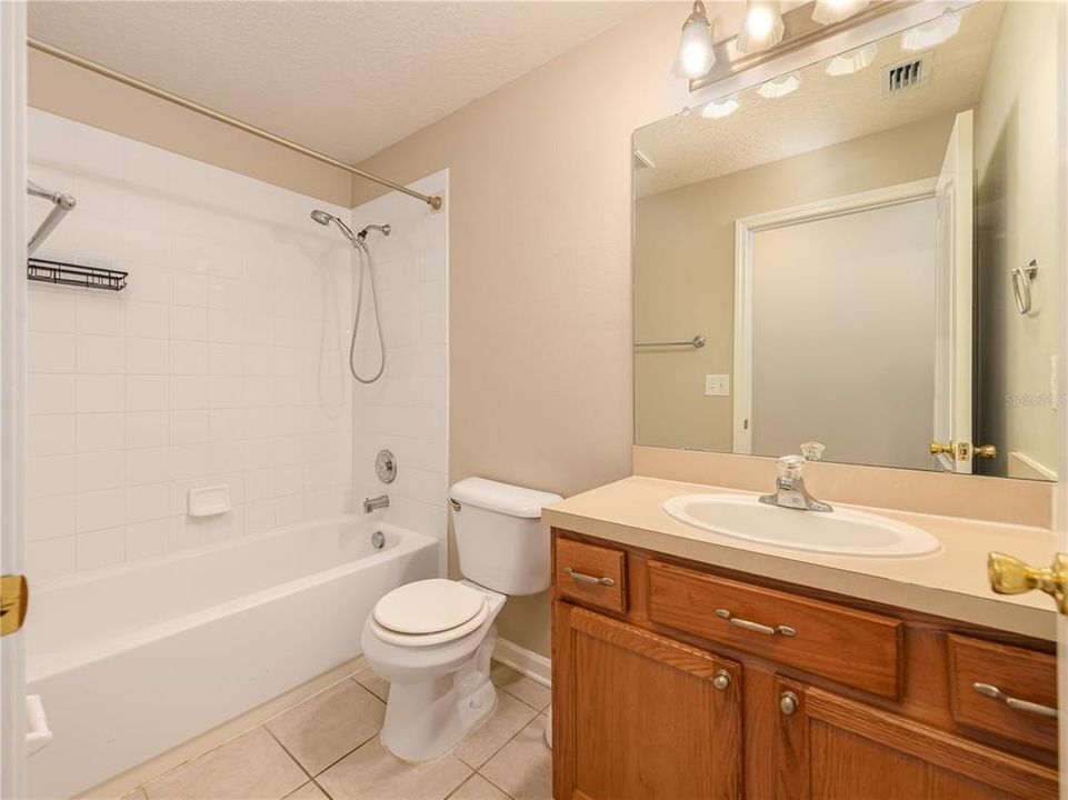 Activo con contrato: $359,000 (4 camas, 2 baños, 1956 Pies cuadrados)