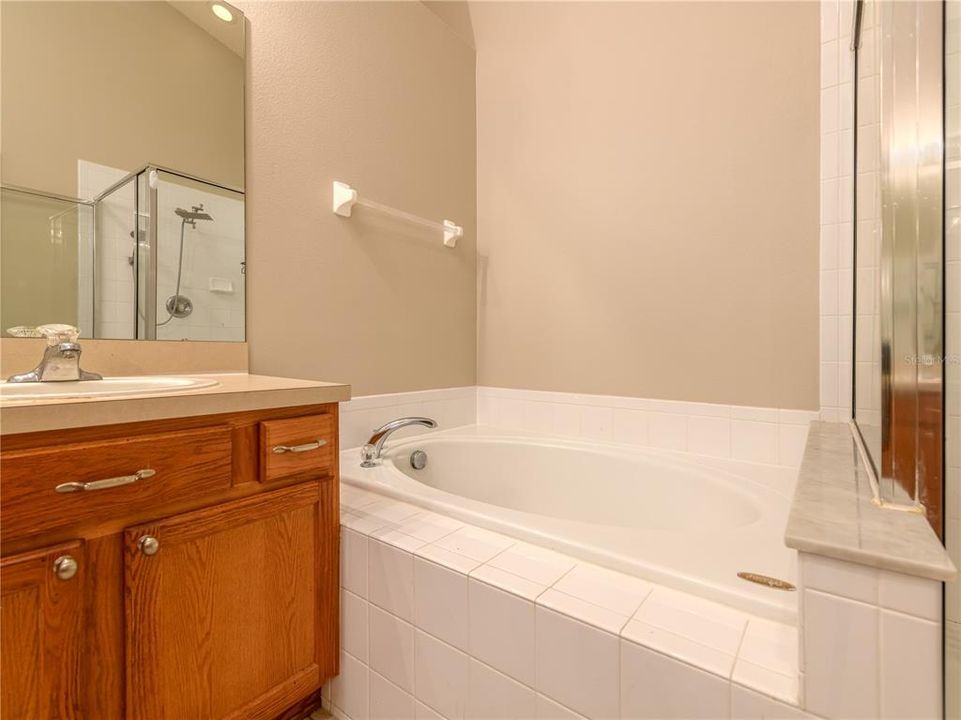 Activo con contrato: $359,000 (4 camas, 2 baños, 1956 Pies cuadrados)