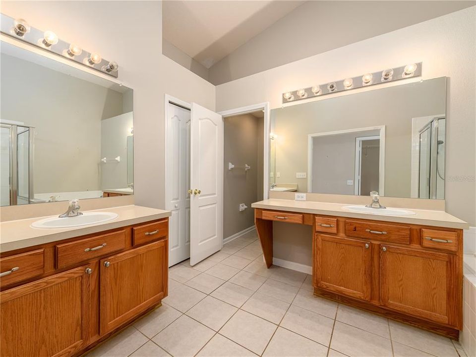 Activo con contrato: $359,000 (4 camas, 2 baños, 1956 Pies cuadrados)