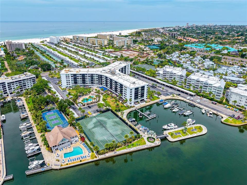 For Sale: $419,000 (1 beds, 1 baths, 751 Square Feet)