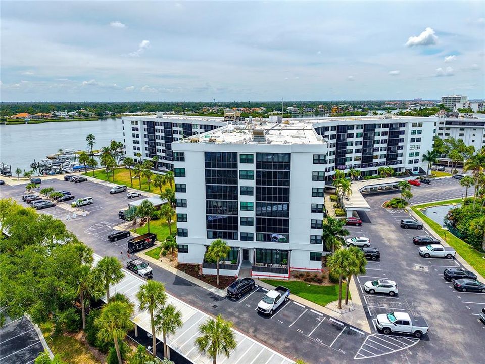 For Sale: $419,000 (1 beds, 1 baths, 751 Square Feet)