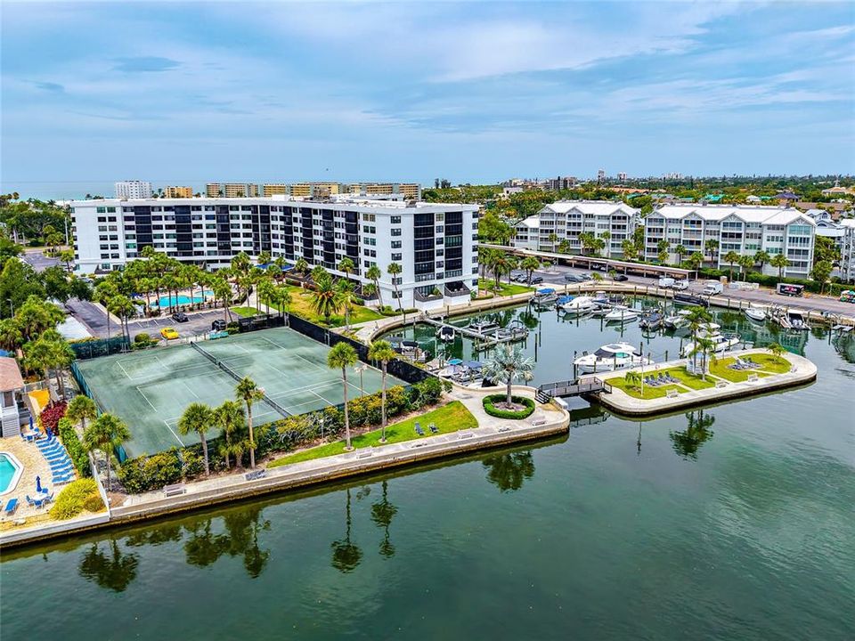 For Sale: $419,000 (1 beds, 1 baths, 751 Square Feet)