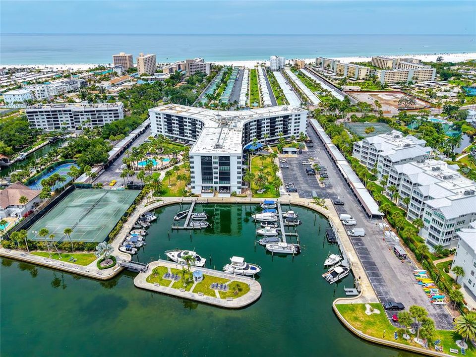 For Sale: $419,000 (1 beds, 1 baths, 751 Square Feet)