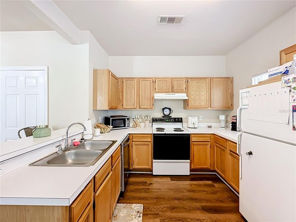 For Sale: $154,900 (2 beds, 2 baths, 986 Square Feet)