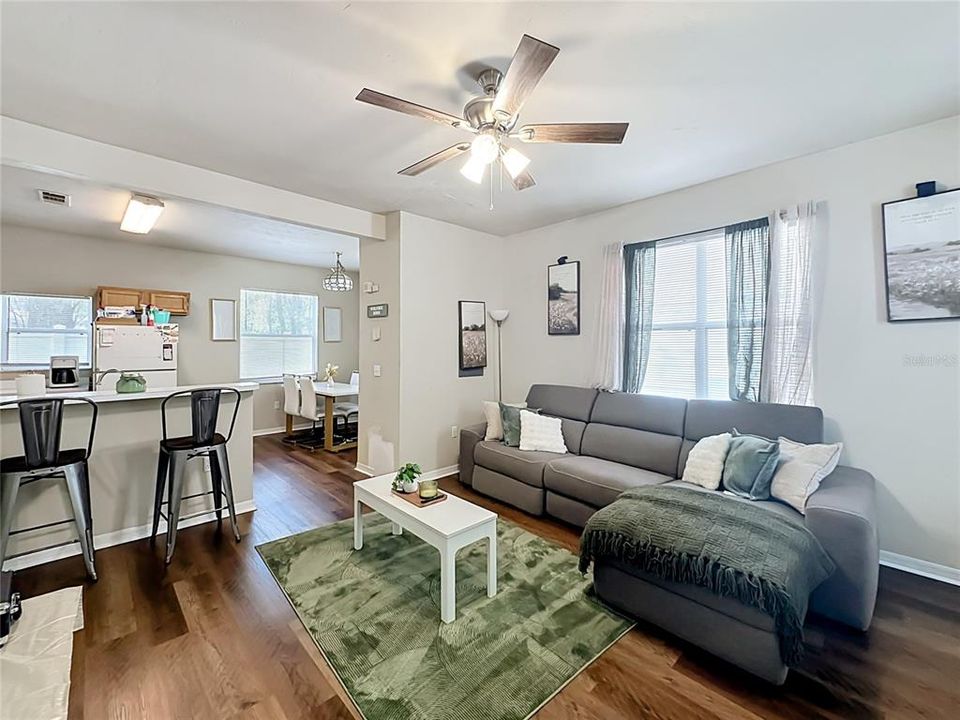 For Sale: $154,900 (2 beds, 2 baths, 986 Square Feet)