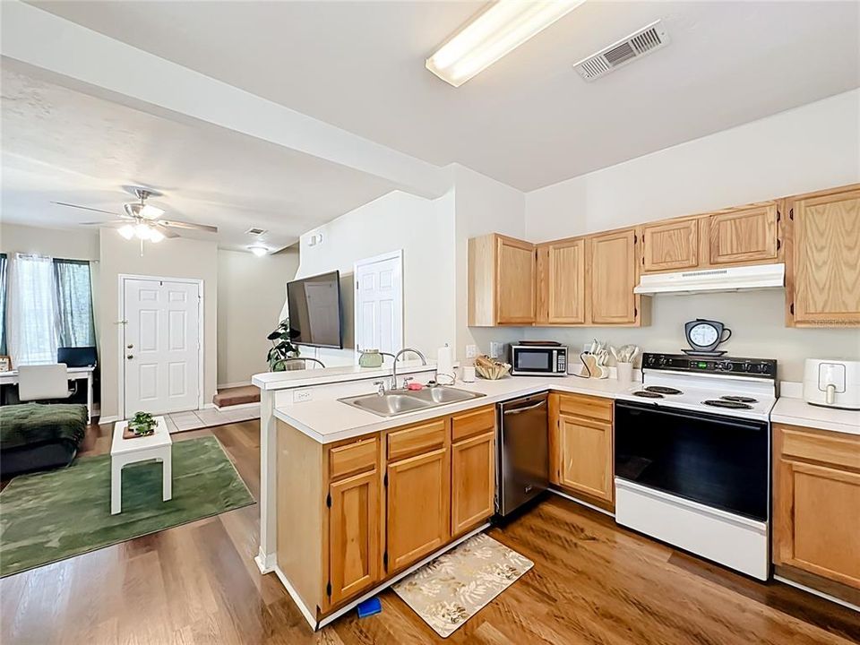 For Sale: $154,900 (2 beds, 2 baths, 986 Square Feet)
