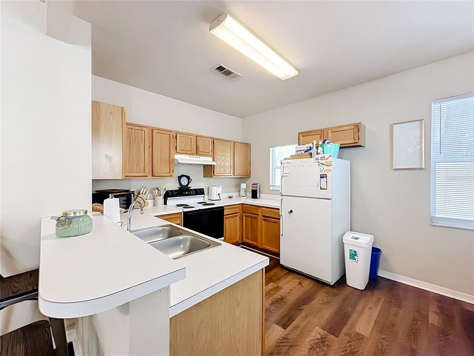 For Sale: $154,900 (2 beds, 2 baths, 986 Square Feet)