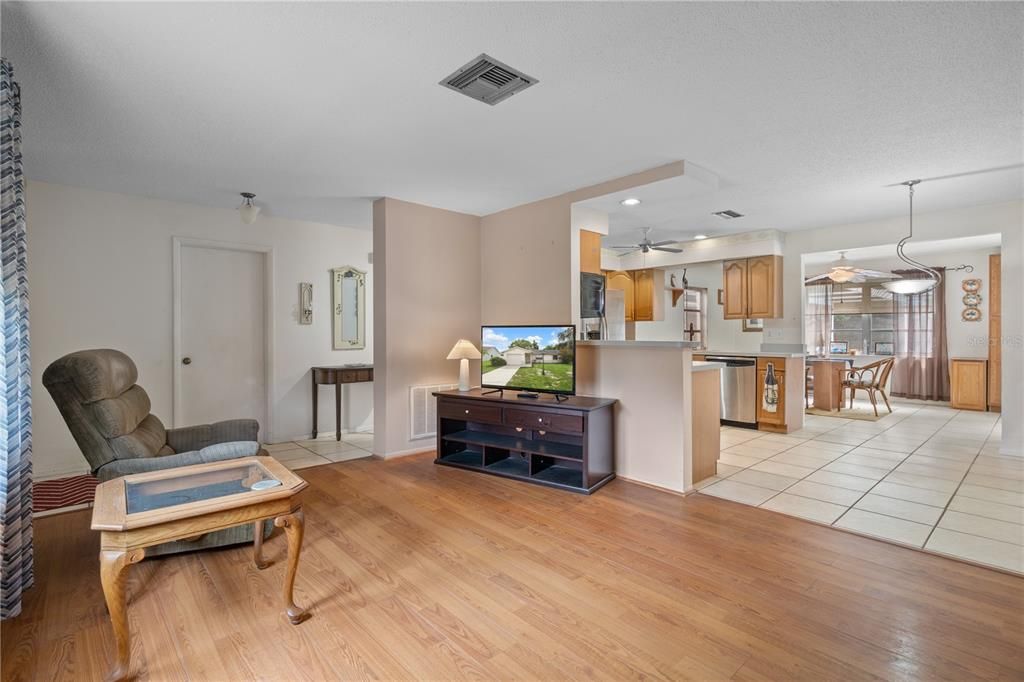 Activo con contrato: $235,000 (2 camas, 2 baños, 1144 Pies cuadrados)