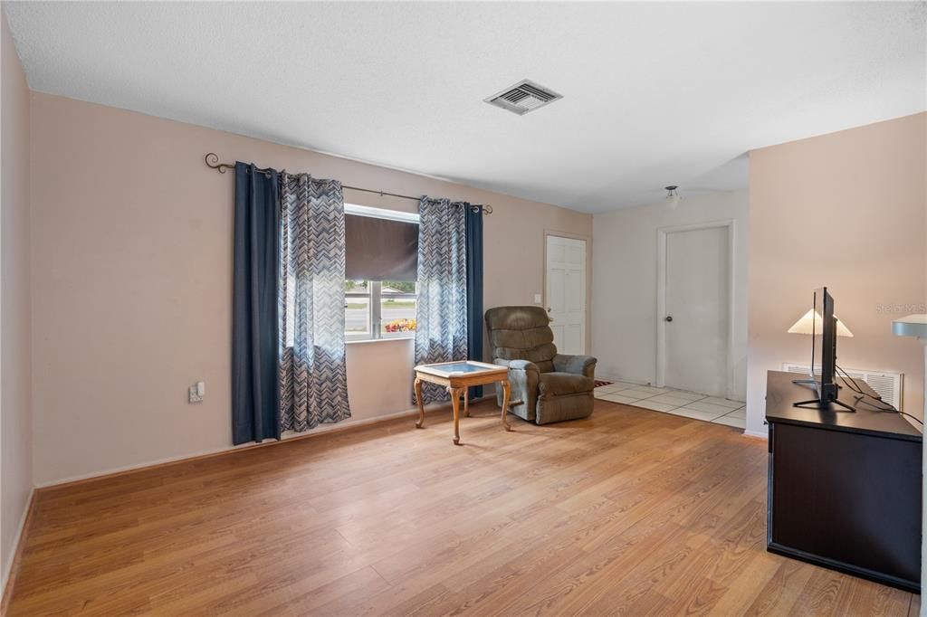 Activo con contrato: $235,000 (2 camas, 2 baños, 1144 Pies cuadrados)