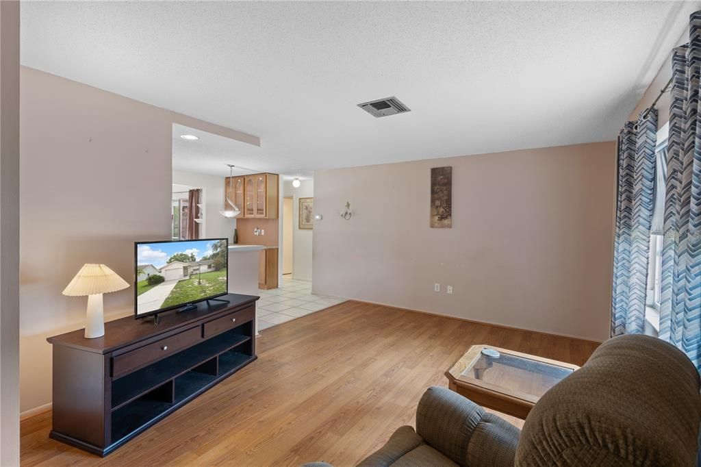 Activo con contrato: $235,000 (2 camas, 2 baños, 1144 Pies cuadrados)