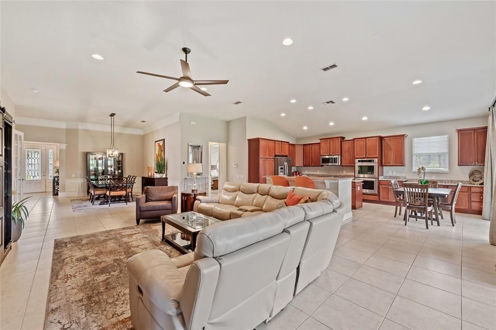 Activo con contrato: $689,990 (3 camas, 3 baños, 2527 Pies cuadrados)