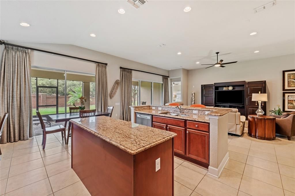 Activo con contrato: $689,990 (3 camas, 3 baños, 2527 Pies cuadrados)