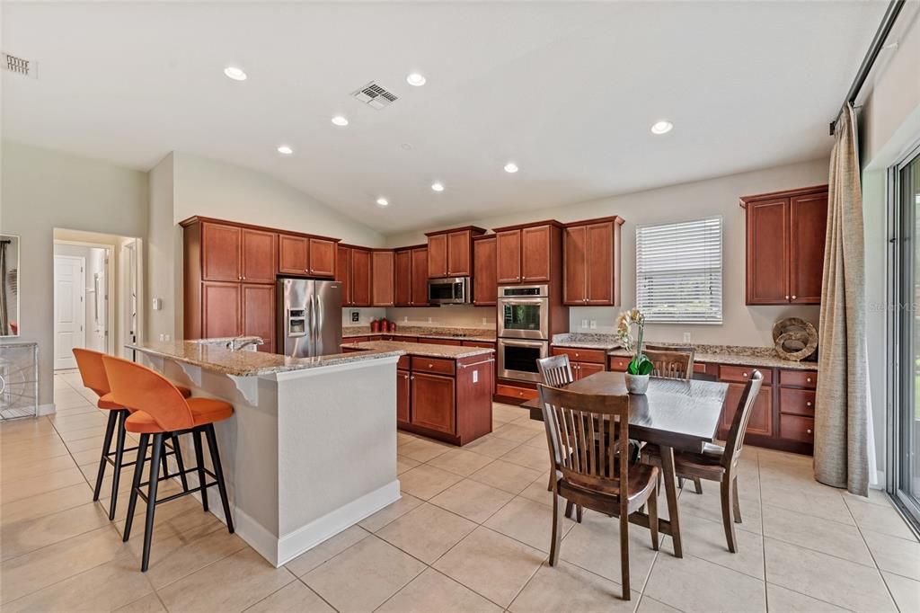 Activo con contrato: $689,990 (3 camas, 3 baños, 2527 Pies cuadrados)