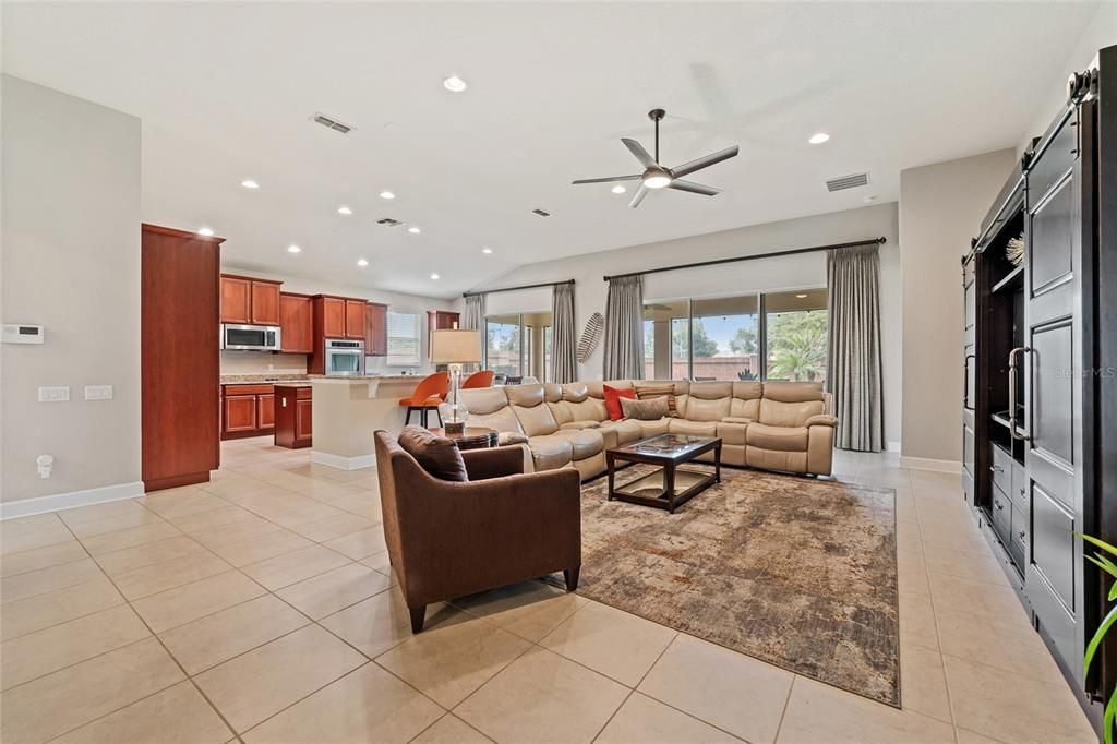 Activo con contrato: $689,990 (3 camas, 3 baños, 2527 Pies cuadrados)