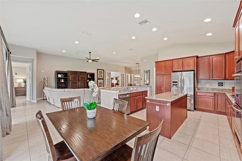 Activo con contrato: $689,990 (3 camas, 3 baños, 2527 Pies cuadrados)