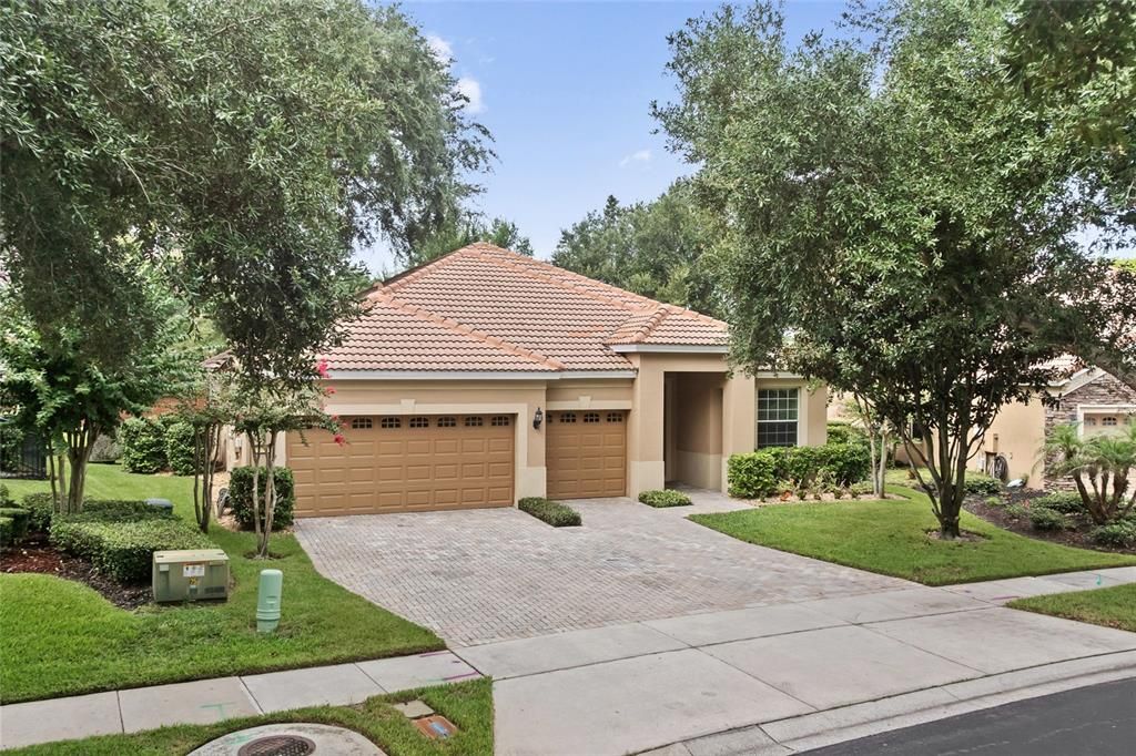 Activo con contrato: $689,990 (3 camas, 3 baños, 2527 Pies cuadrados)