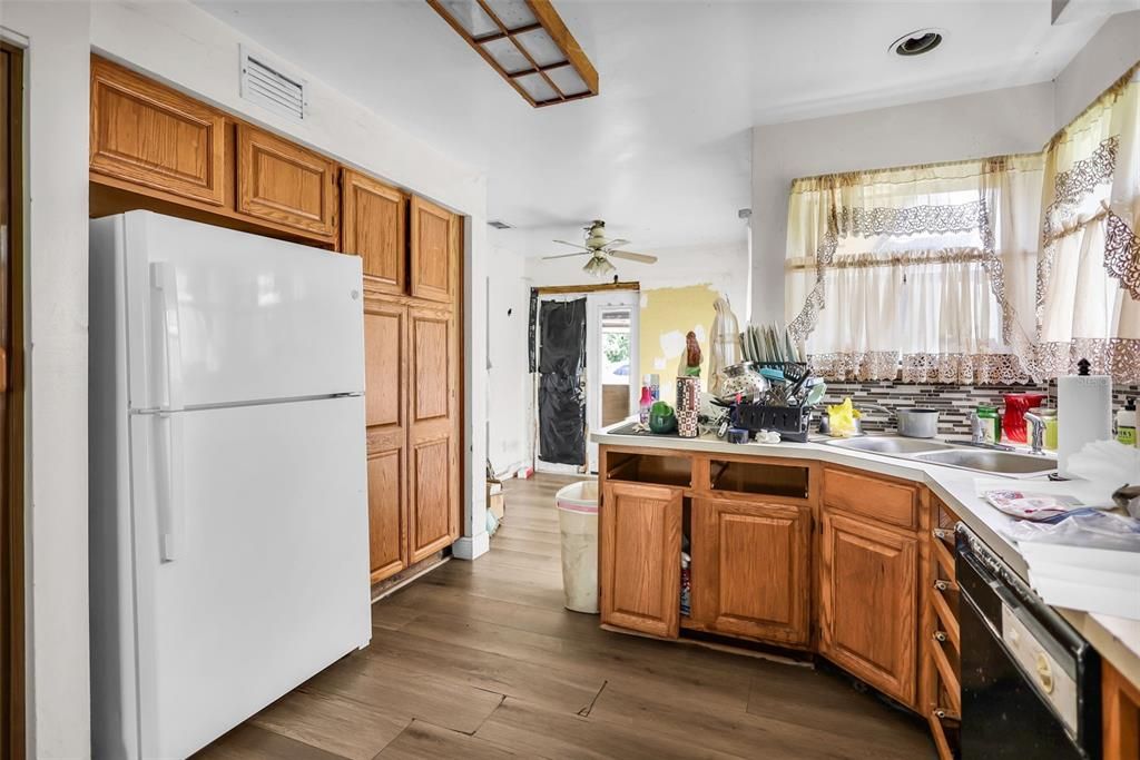 На продажу: $315,000 (4 спален, 3 ванн, 2200 Квадратных фут)