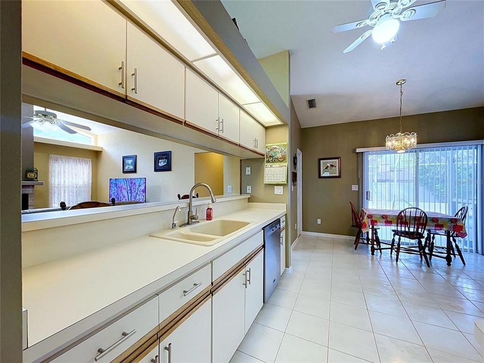 На продажу: $369,900 (4 спален, 2 ванн, 2245 Квадратных фут)
