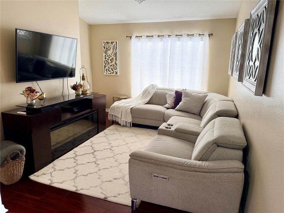 For Sale: $449,900 (4 beds, 3 baths, 1827 Square Feet)
